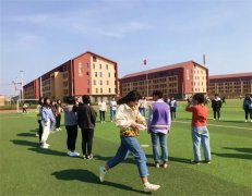 情系教育 拥抱春天——曹职院管理与服务系开展迎春踏青趣味体育活动