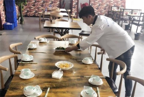 怀感恩之心 报点滴付出——唐山实验中专中餐烹饪班学生“请”宿管阿姨吃饭