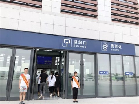 曹职院管理与服务系学生到火车站志愿服务