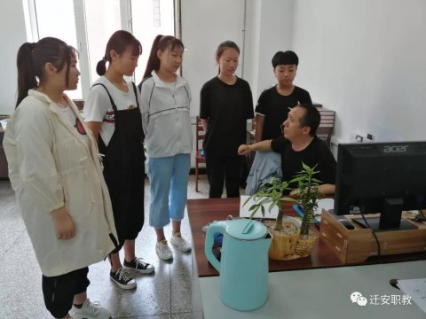 迁安职教校内家长暖人心