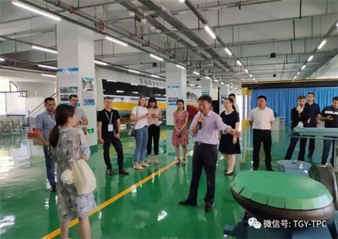 俄罗斯青年代表团来唐工院交流访问