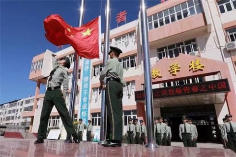 乐亭职校举行“我与祖国共奋进”主题升旗仪式