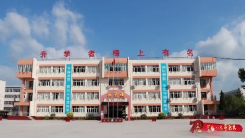 乐亭综合职业技术学校高歌《红旗飘飘》，为祖国献礼