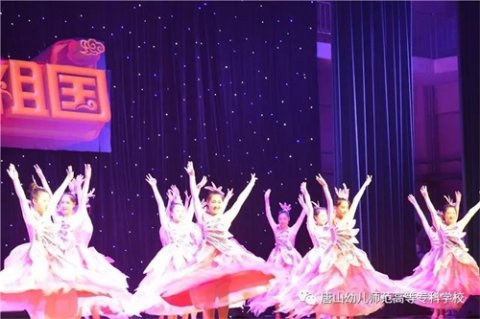 《我和我的祖国》庆祝新中国成立70周年暨“不忘初心”主题教育文艺晚会