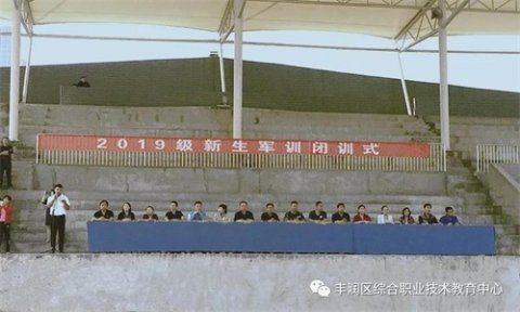 热血铸军魂，青春正步走