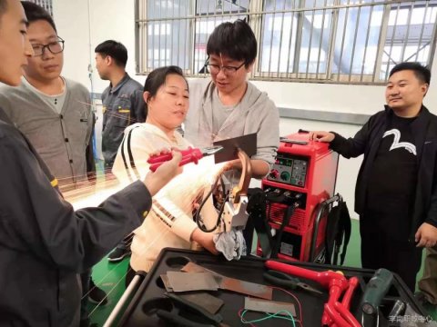 丰南职教中心机修专业部汽修组开展教研活动