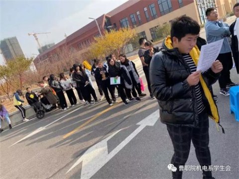 曹职院“无偿献血”活动进行时