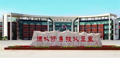 增强集体凝聚，彰显团结力量——遵化职教中心拔河比赛