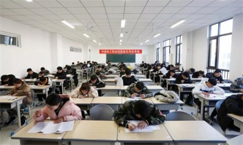 中级电工职业技能鉴定考试在曹职院举行