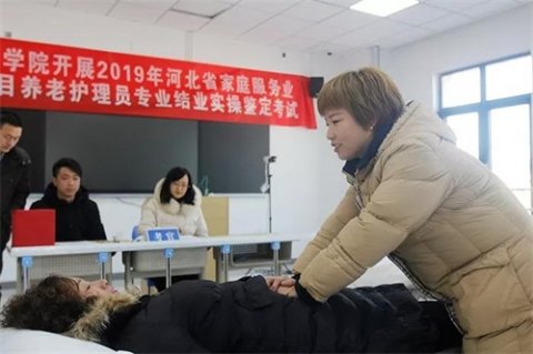 河北新闻网、燕赵都市报记者对曹职院养老护理员培训和首期婴儿护理员培训招生进行采访