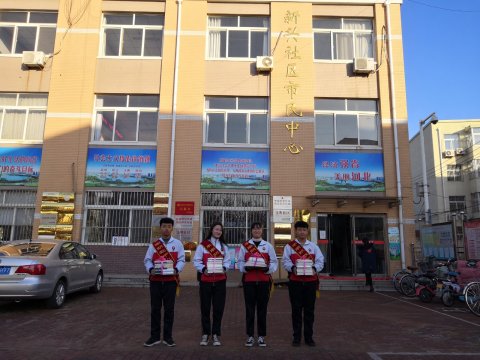 丰南职教中心党总支为新兴社区捐赠图书