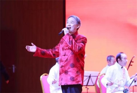 ​燕赵都市报刊登申宝仲老师在曹职院举行公益演唱会并聘请为学校名誉教授