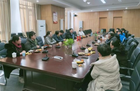 曹职院护理健康学院召开特聘教师座谈会