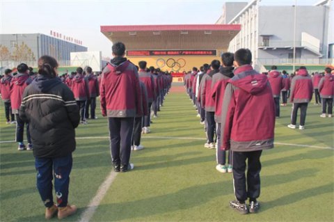 线性把握人生 快乐健康成长——曹妃甸区职教中心召开“遵纪守法 健康成长 ”严肃学生纪律教育大会