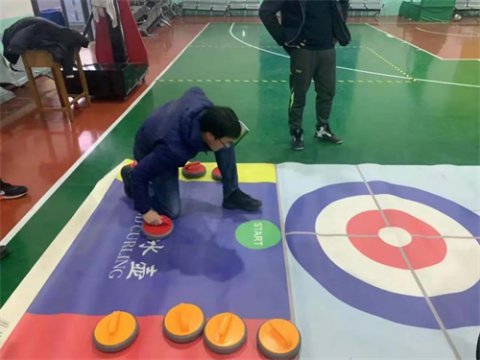 享受冰壶运动 发扬奥运精神——曹妃甸区职教中心举办第二届冰雪运动会陆地冰壶比赛