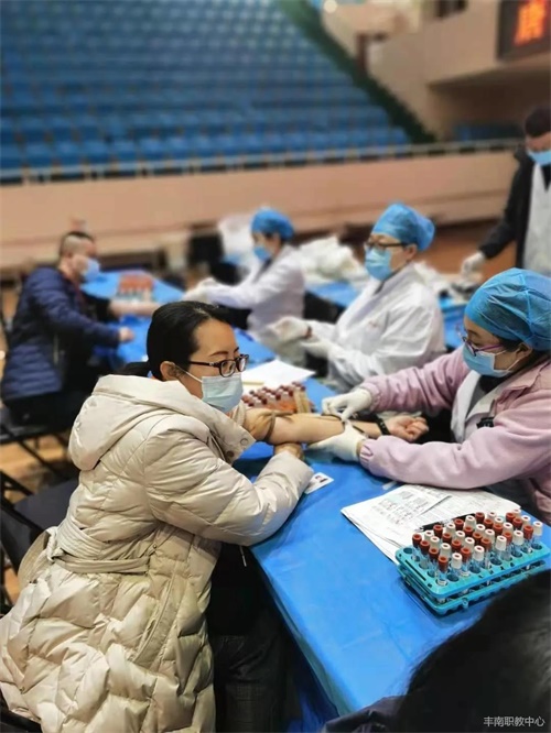 丰南职教中心教职工参加区直单位无偿献血活动