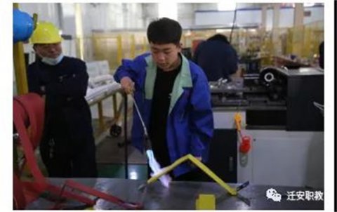 校企合作一体化育人，培育“会思考的手” ——记迁安职教学生产教融合实训基地顶岗实习