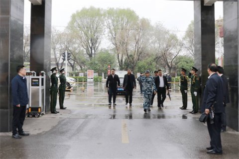 周继光将军一行到乐亭职校考察指导工作