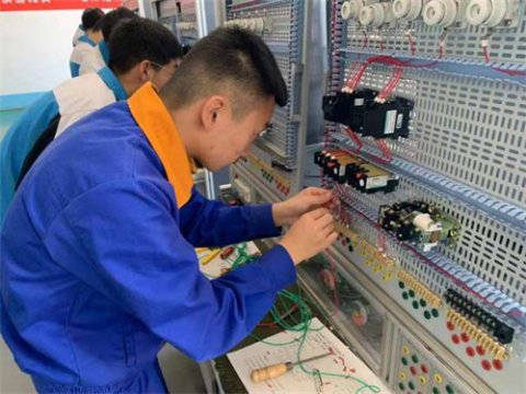 玉田职教中心：同台竞赛比技能，挑战自我亮绝技