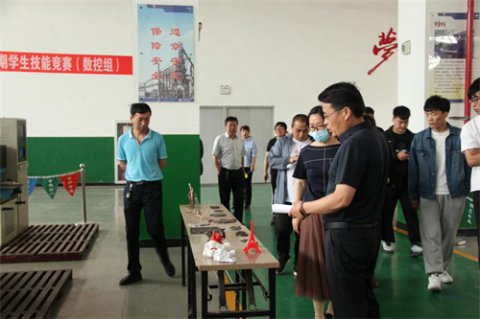 职教活动周：小工匠  大未来——教育工会小组观摩迁安职教中心实习实训车间