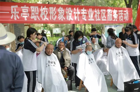 职教活动周专题报道：乐亭职校形象设计专业学生走进社区义务理发