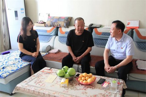 不忘初心办实事 牢记使命送关怀——曹妃甸区职教中心校领导“七一”前夕走访慰问困难老党员