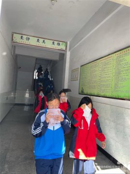 校园安全无小事--乐亭职校举行逃生演练