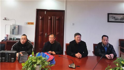 爱心企业为新疆学子赠送“爱心大礼包” ——天津富士达集团来玉田职教中心看望新疆学生
