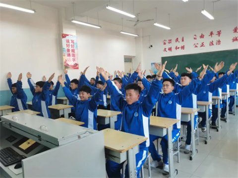 舞动青春 “桌”而不凡——丰润职教中心汽车技术部课间桌舞剪影