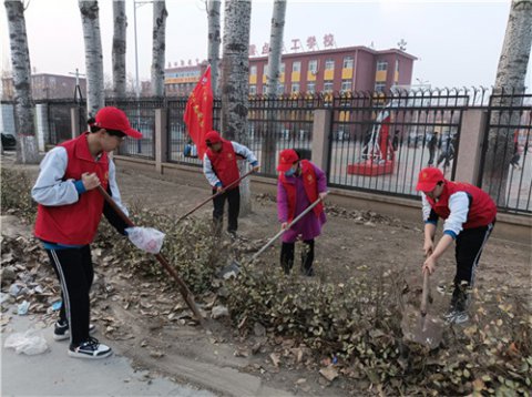 让“融行”志愿服务成为文明的标志 ——玉田职教中心“融行”志愿服务队开展校园周边环境卫生清理活动