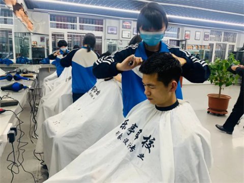 乐职人化身“Tony老师”为师生免费理发