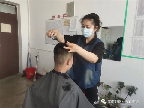 滦南职教中心：教师周丹变身贴心“理发师” 温暖师生共克时艰