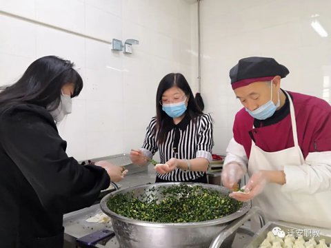 同心抗疫 饺香暖心——迁安职教中心举行在校教师包饺子活动