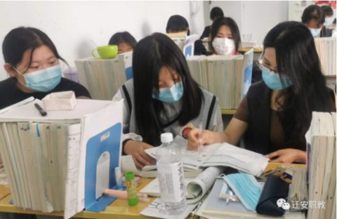 用行动践行教育使命 用担当彰显教师本色—–记封校期间迁安职教柴立军老师 