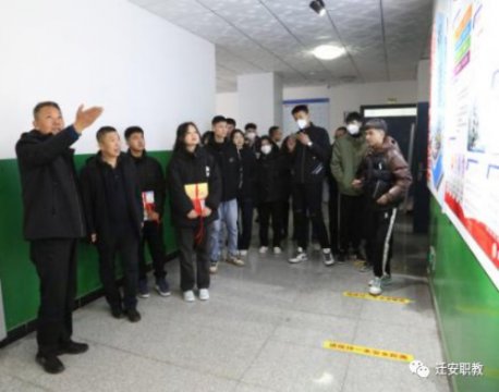 迁安职教中心开学第一课：用“白杨文化”浸润新疆且末学子成长