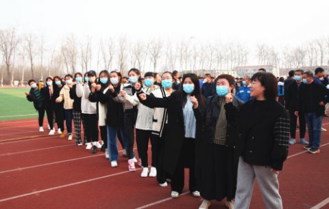 谁说女子不如男，拔河比赛见真章 ——玉田职教中心举行“谁说女子不如男”劳动竞赛启动仪式暨庆“三八”拔河比赛活动