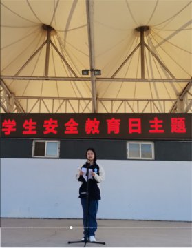 滦南县职业教育中心举行“全国中小学生安全教育日”主题升旗仪式
