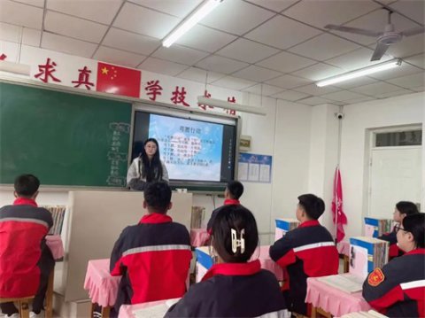 乐亭职校2021级轨道交通二班——共创文明校园 落实“弯腰”行动