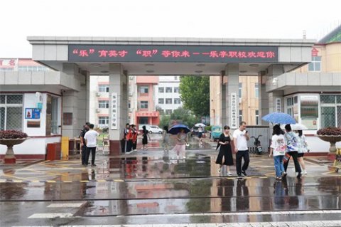 直击乐亭职校2023级新生报到注册现场