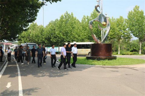 新华社河北分社领导来滦南县职业教育中心调研