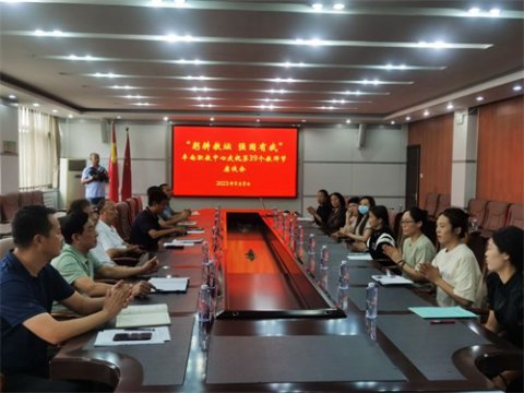丰南职教中心召开“躬耕教坛 强国有我” 教师代表座谈会