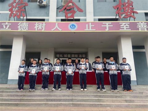 国学经典进校园 知学明礼伴成长 ——滦南职教中心西校区举行《弟子规》赠书仪式