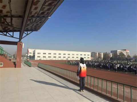开平职校举行学习“习近平新时代中国特色社会主义思想”系列主题升旗仪式第三期——“中国特色社会主义政治建设”