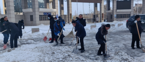 瑞雪满校园 扫雪护安全——丰润职教中心开展扫雪除冰行动