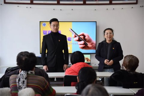 职业教育助力老年人“玩转”智能手机丨唐山一职专走进社区开展社会培训服务活动