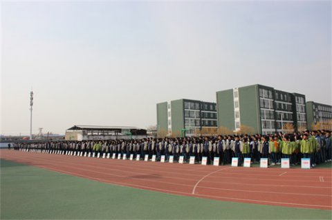 滦南县职业教育中心举行“弘扬雷锋精神，践行志愿理念”主题升旗仪式暨学习雷锋精神主题活动月启动仪式