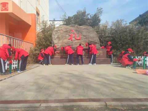 践行雷锋精神 乐职少年在行动