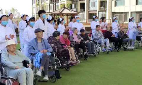 悠悠寸草心 浓浓敬老情——丰润区职教中心开展爱老敬老主题活动
