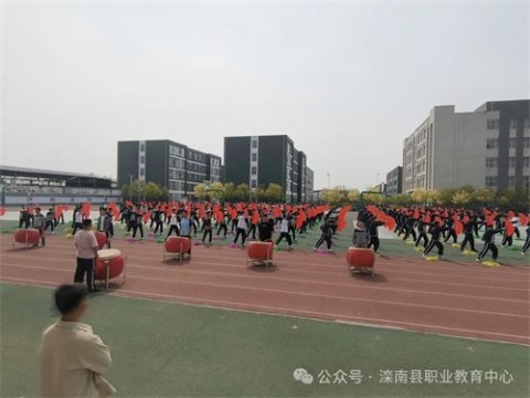 舞动青春不负年少——滦南职教中心机电部进行团体操训练