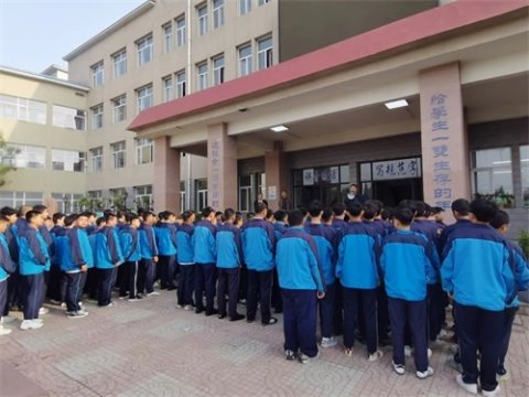 迁西职教中心组织开展了22级学生“走进企业，开拓视野”专业认知实习活动